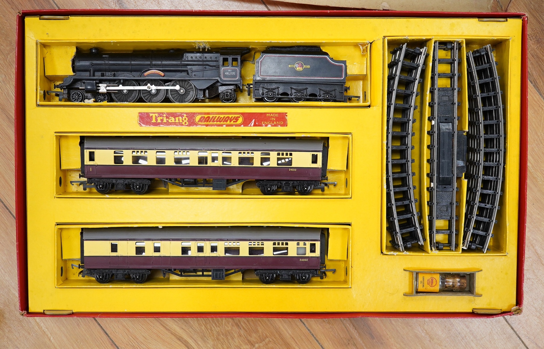 Ten unboxed 00 gauge railway locomotives and three train sets by Hornby, Tri-ang Railways, etc. including; eight tender locomotives, an Eastern Valleys Express train sets (R1122), a Tri-ang Railways Pullman set (RS.23),